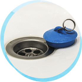 髪の毛やほこりなどが排水溝に付着し、それが蓄積されてつまるケースが大半です。つまりの原因となっているものを除去してつまりを解消します。